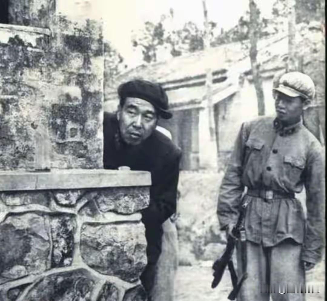 你猜一下，这个把帽子戴歪，看着像小偷的人是谁？你看一下他在干嘛？看第一眼是不