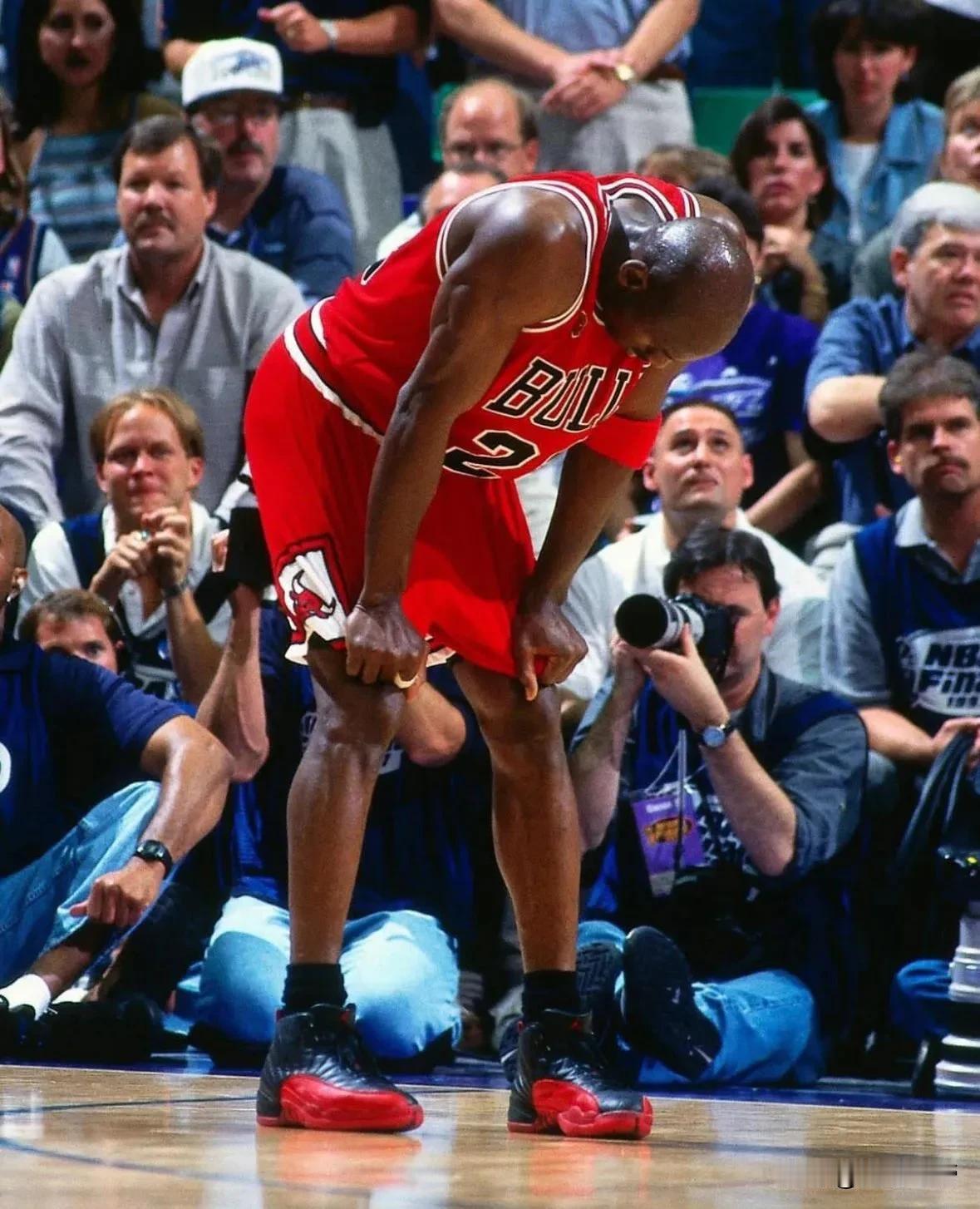 如果把乔丹放在如今的NBA，一座总冠军都拿不到了!懂球的都知道，90年代的乔