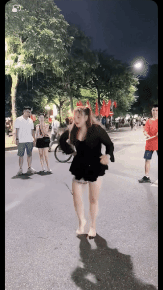 她根本不需要减肥，因为身上都是五花肉！