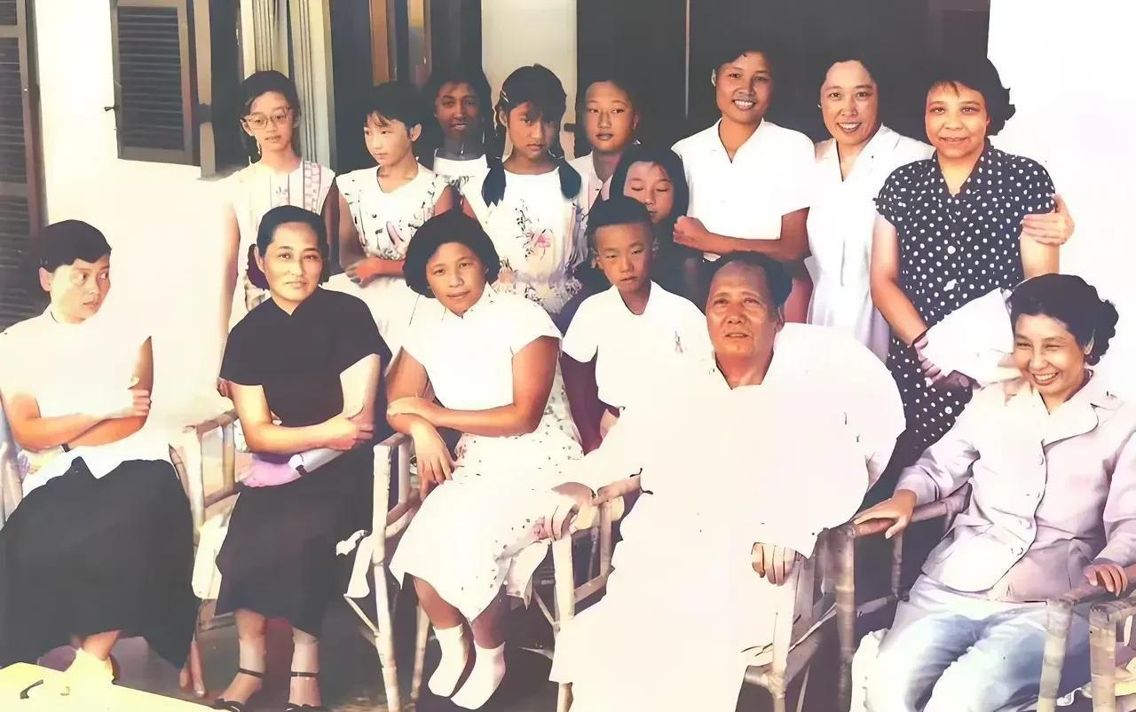 这是六十年代在北戴河，毛主席与领导人家属的合影照。毛主席左手边的女士笑起来很随