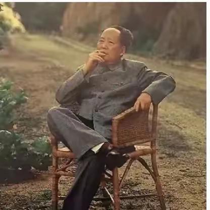 1965年井冈山经典瞬间！毛主席端坐抽烟，气势震人心魄一张老照片，定格永恒