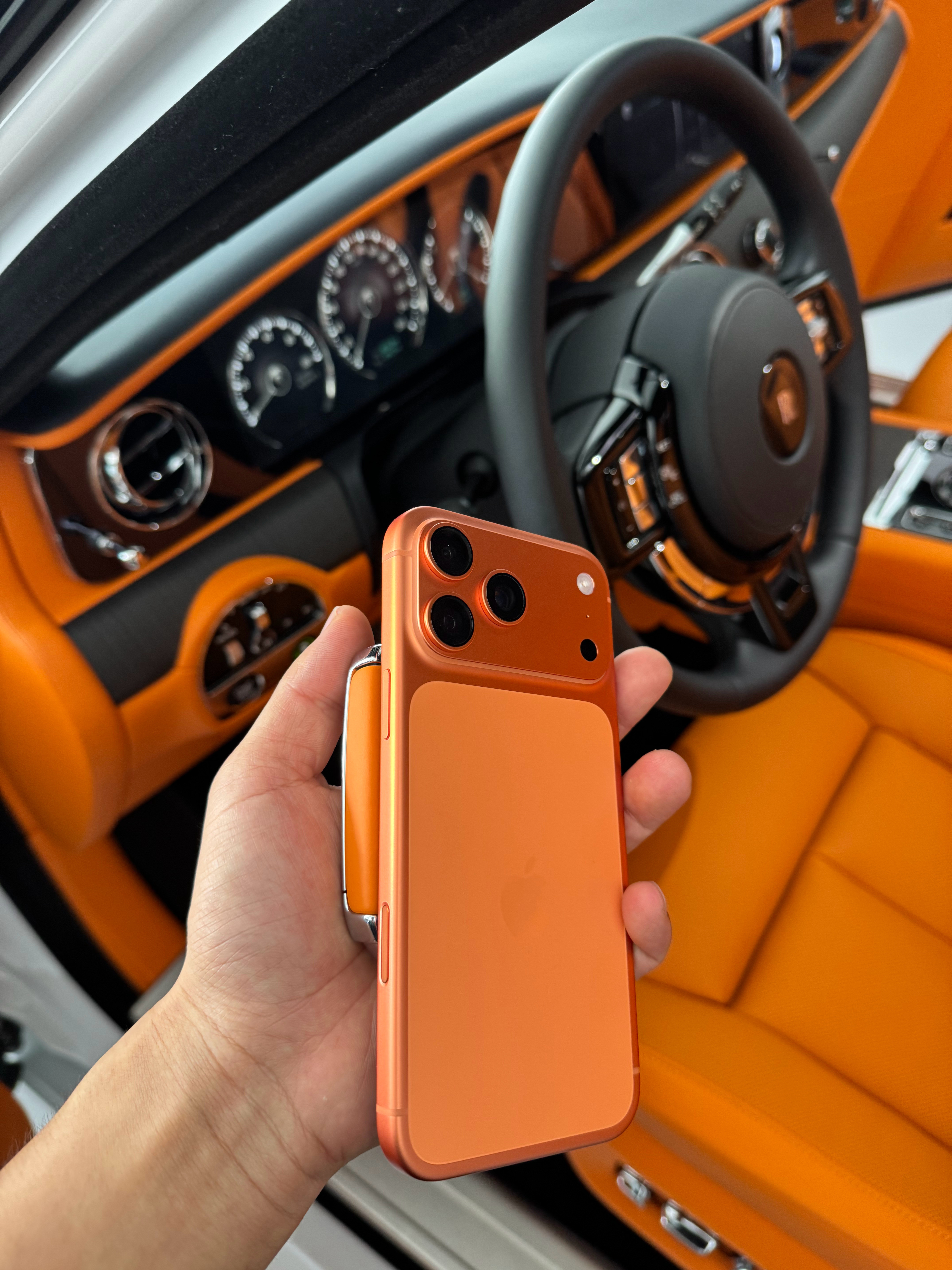 谁说橙色新iPhone17不好看的？这是因为你不会搭配！这个和橙内劳斯莱斯搭配