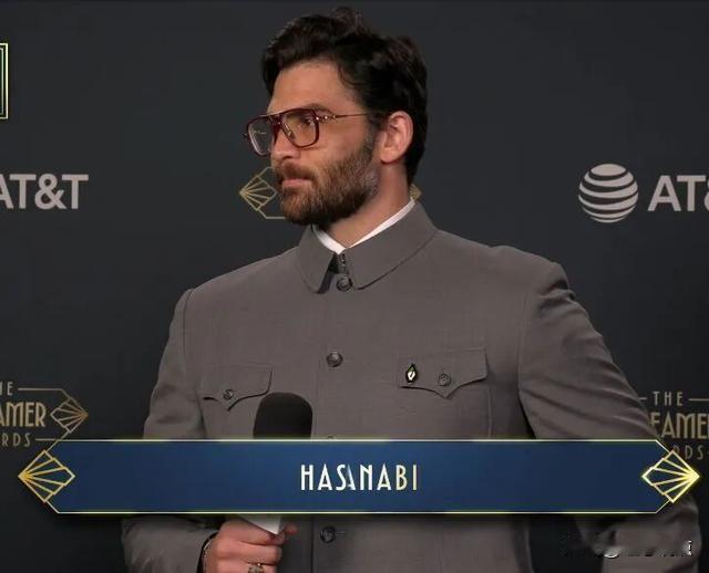 美国网红hasanabi穿定制中山装亮相红毯，他是美国著名时政博主，他崇拜社