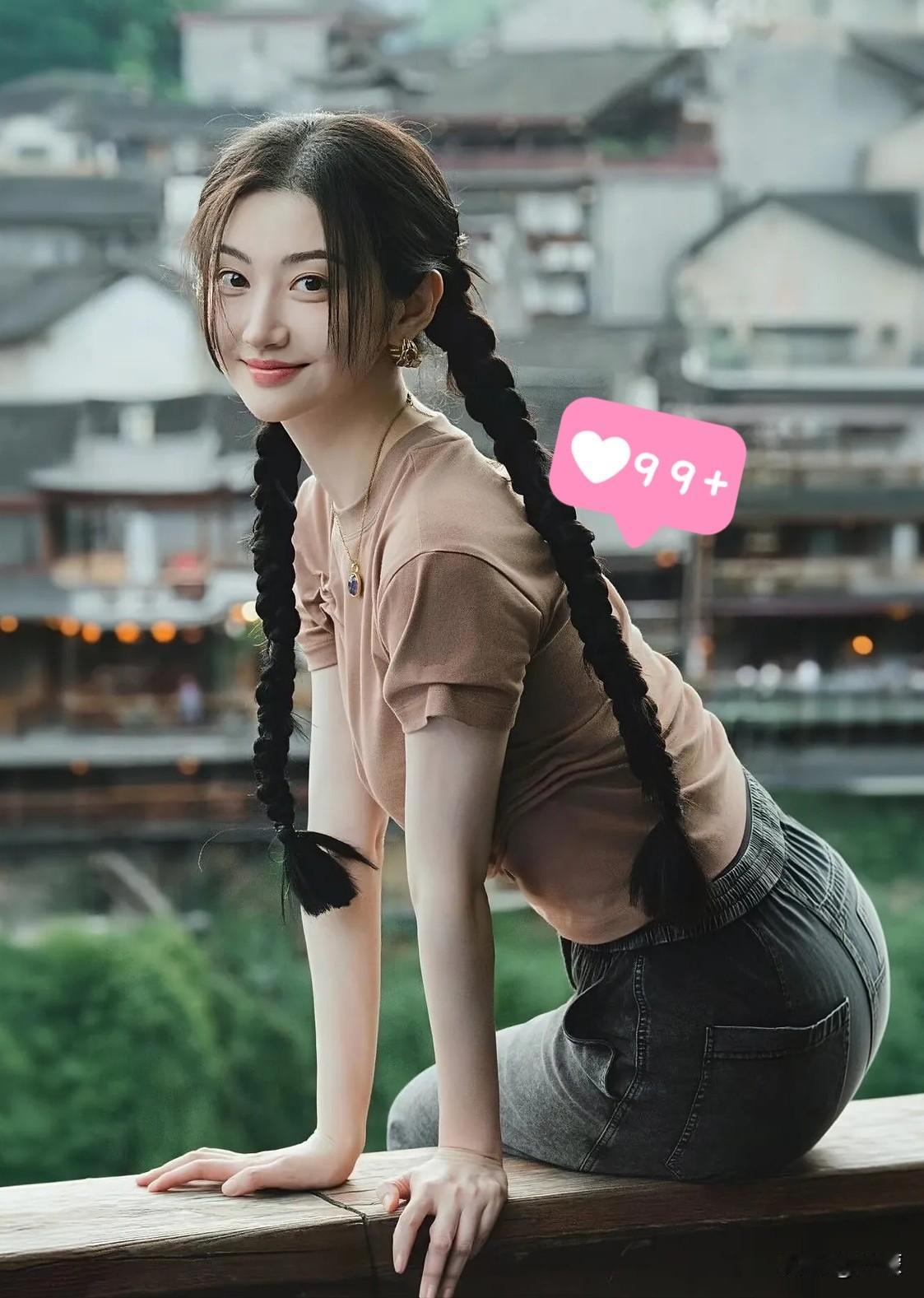 娱乐圈明星的颜值，常常被镜头和滤镜大幅度修饰美化。我们在屏幕上看到的精致五官