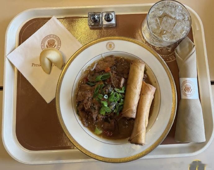 阿川的飞机餐，感觉牛肉面和春卷emmm