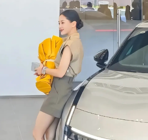 38岁王子文提车，身穿短裤显腿长！