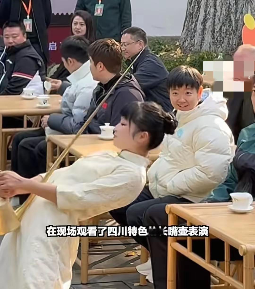 不知道大家发现没？孙颖莎的“隐藏爱好”也太可爱了别人看长嘴壶茶艺表演看个新鲜，她