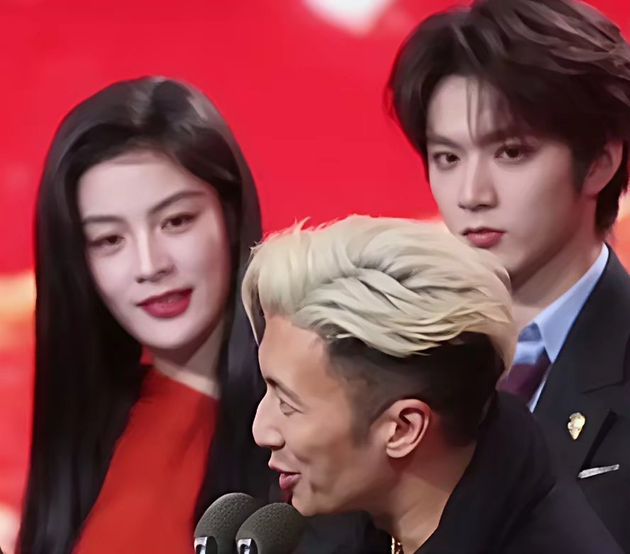 果然还是女人最懂女人，我问我闺蜜，微博之夜，陈丽君怎么看谢霆锋目不转晴？闺蜜说，