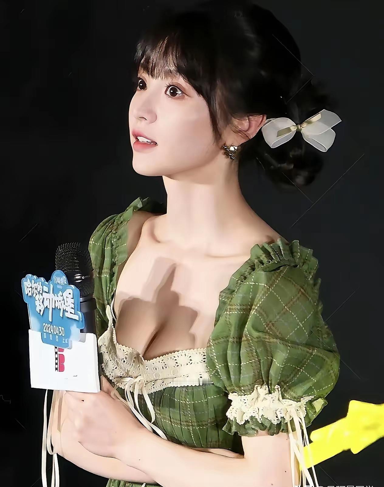 田曦薇的胸老是忽大忽小这事，我觉得大概率是造型原因。近期她在不同作品里身材差异引