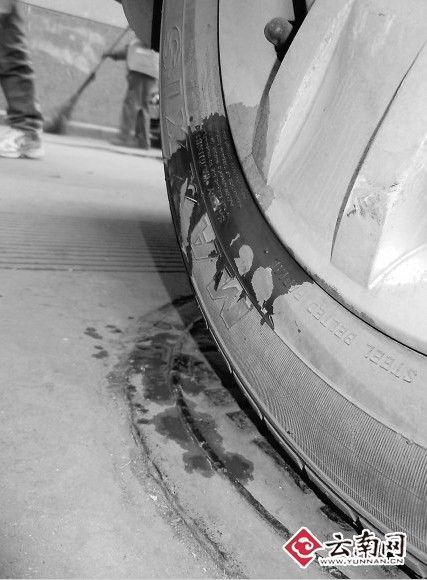 昨天早上出门看见右前轮上有尿液，指定是小狗的作品，楼下流浪狗很多，也没在意，第二