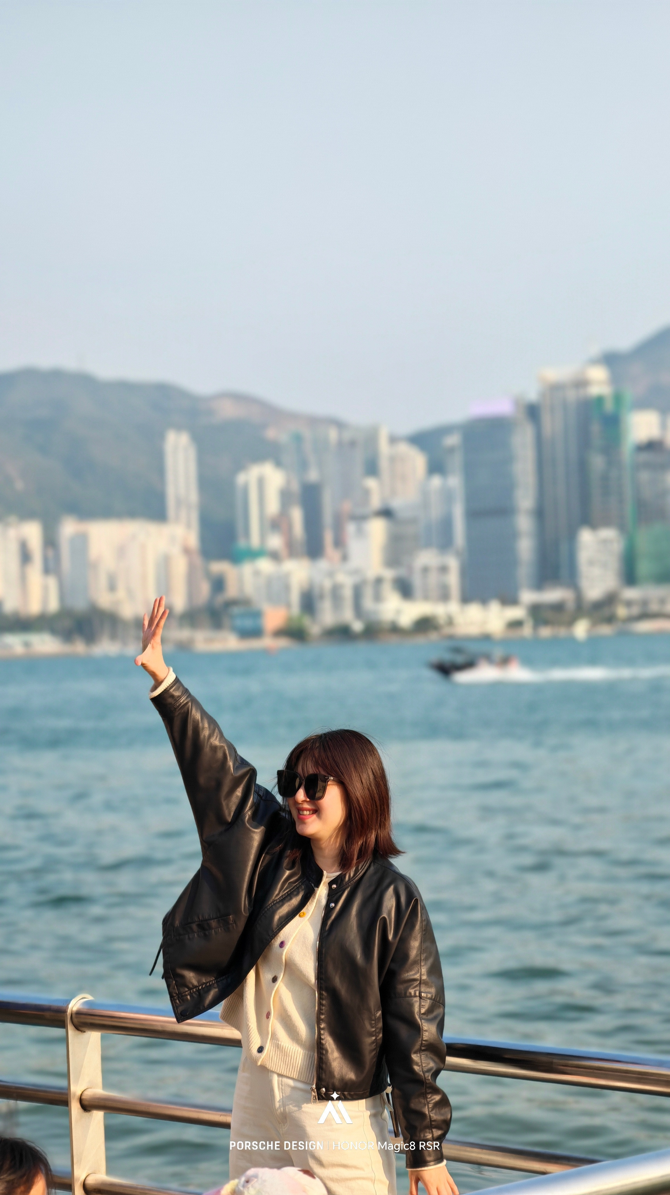 干完活，维港边上溜达一下，今天阳光巨好，真巴适，难怪那么多人喜欢来香港，我们是干