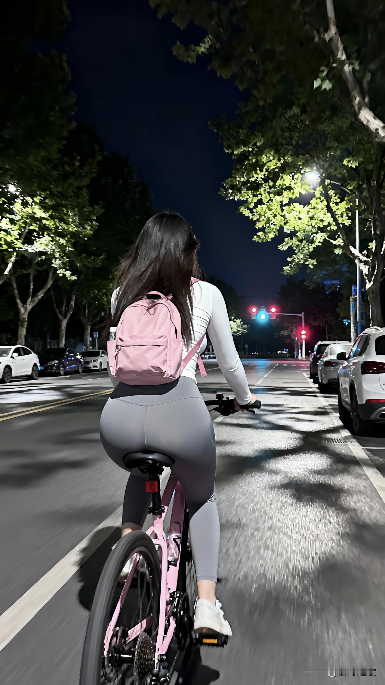 你平时喜欢夜骑吗？有没有私藏的宝藏骑行路线或者拍照技巧？评论区分享一下，一起解