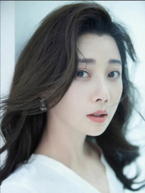 一次，殷桃在家里帮妈妈摘菜时，妈妈看着殷桃，突然来了一句：“你看我把你生得也还行