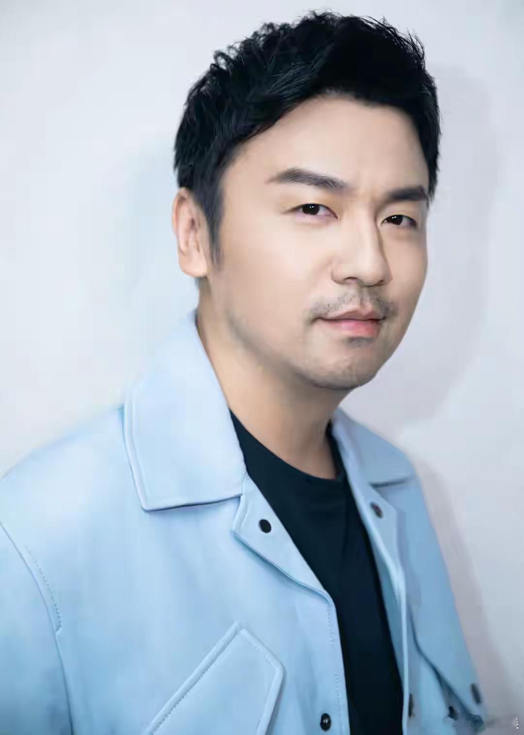 1.雷佳音在韩国旅游被偶遇，又胖了很多，娱乐圈唯一不需要身材管理却永远有顶级资源