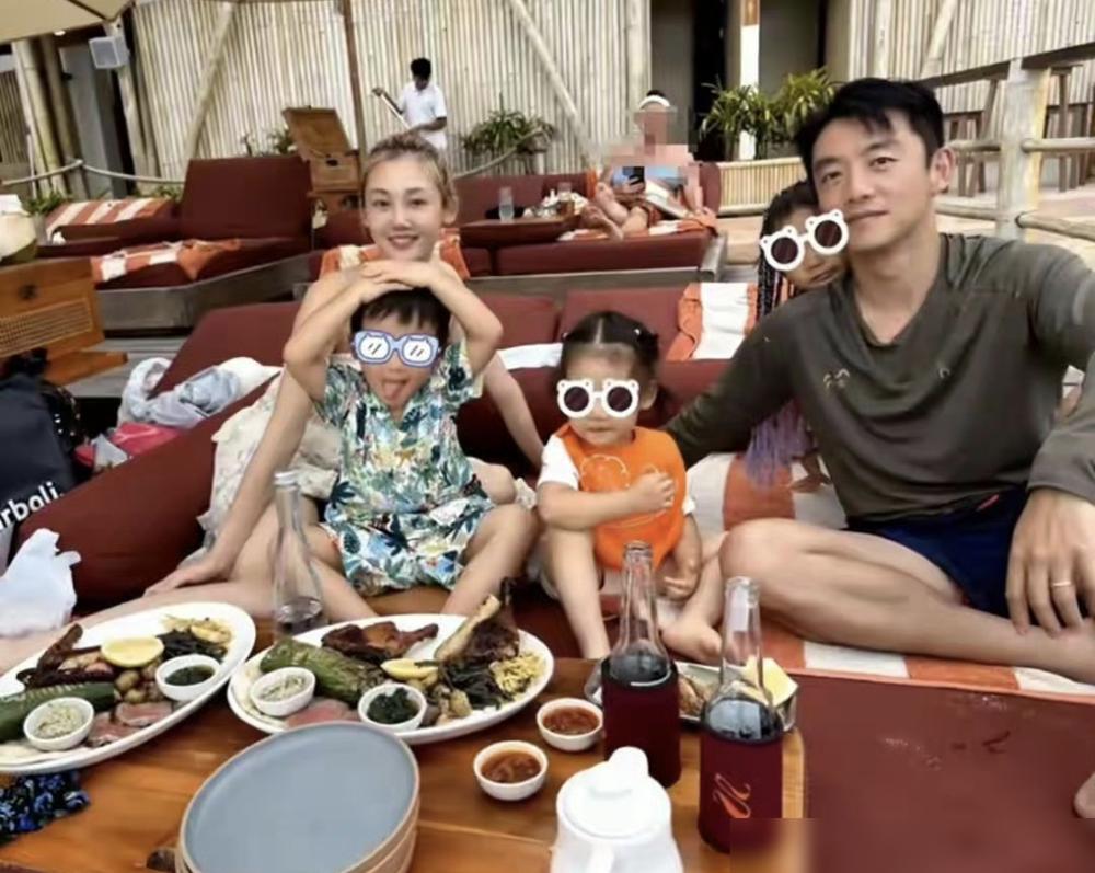 郑恺三胎女儿正脸首露，那张脸，网友炸了！你敢信，这简直是郑恺本人套了条公主裙？