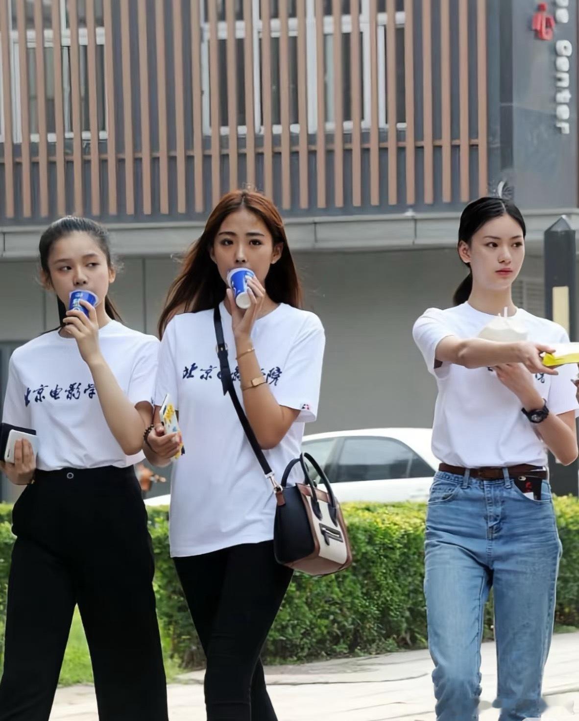 真明星就是素颜都突出，人群中一眼看到