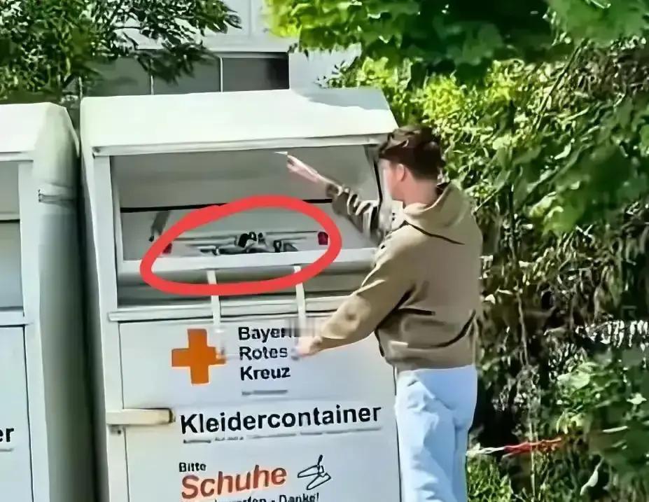 捐出去的鞋，真到了穷人脚上吗？在柏林，两位朋友给旧鞋装上定位，丢进红十字会