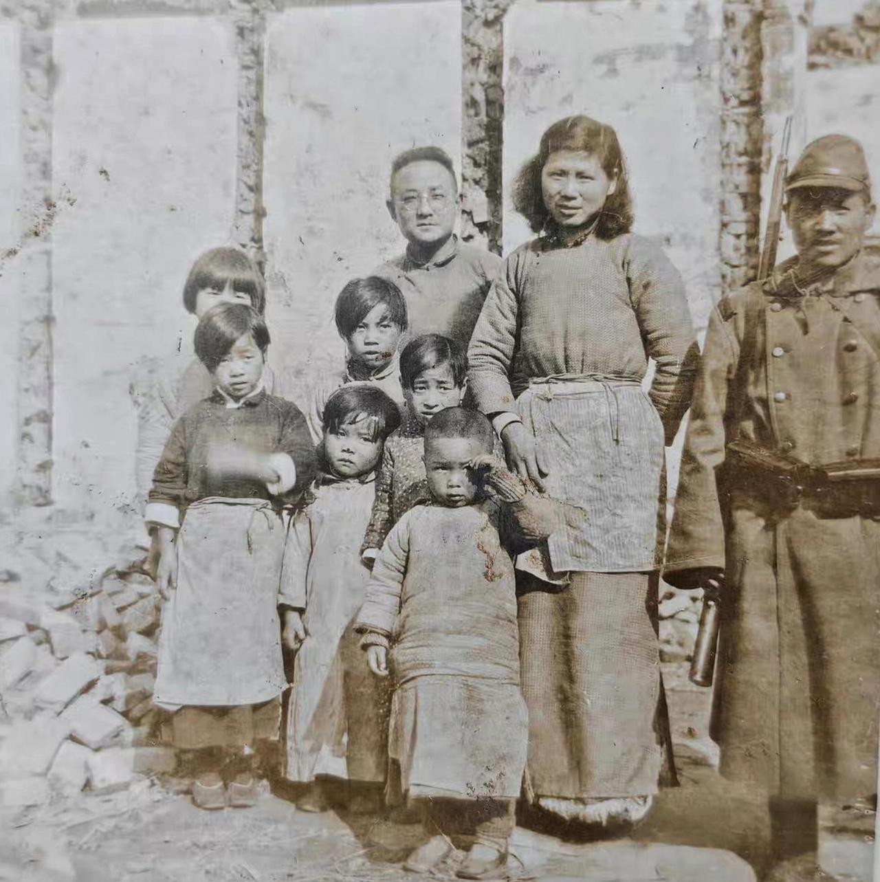 这是日军与一个八口之家的合影。照片上的日军在合影的时候还背着枪，从枪不离身这点，