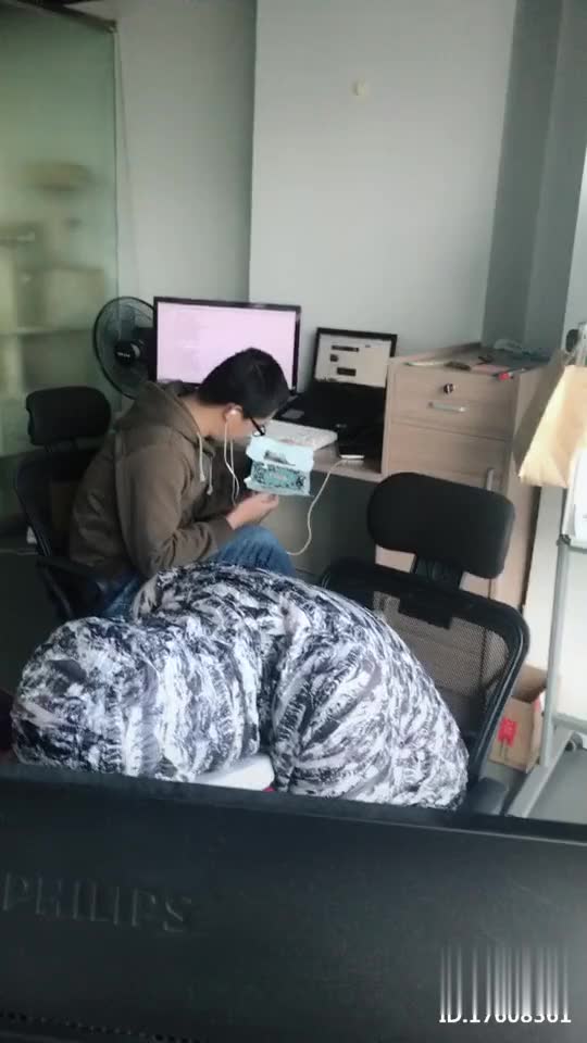 程序猿小哥的世界我不懂，盯着蟑螂屋看半天了