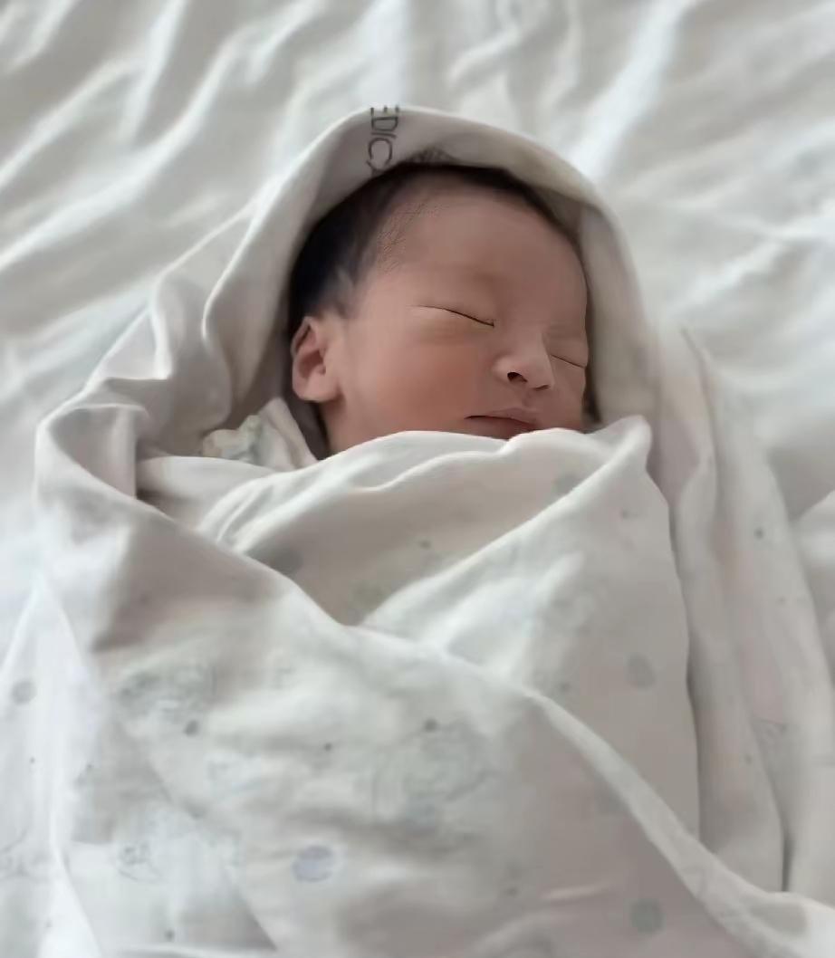 真相扎心：家里那个隐形人，往往最得宠。汪小菲晒娃，评论区都在夸孩子会挑优点长，