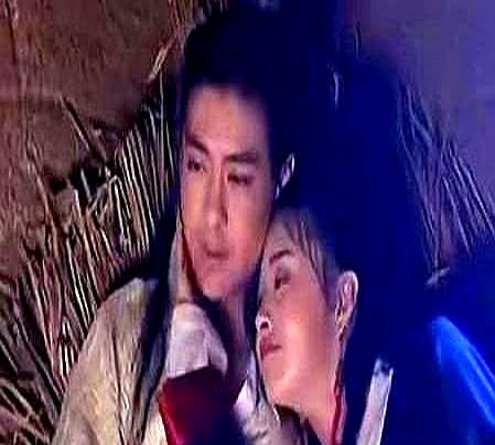 19岁的蒋欣第一次拍戏就被要求亲林志颖，她当场炸毛：我恋爱都没谈过，凭啥把初吻给