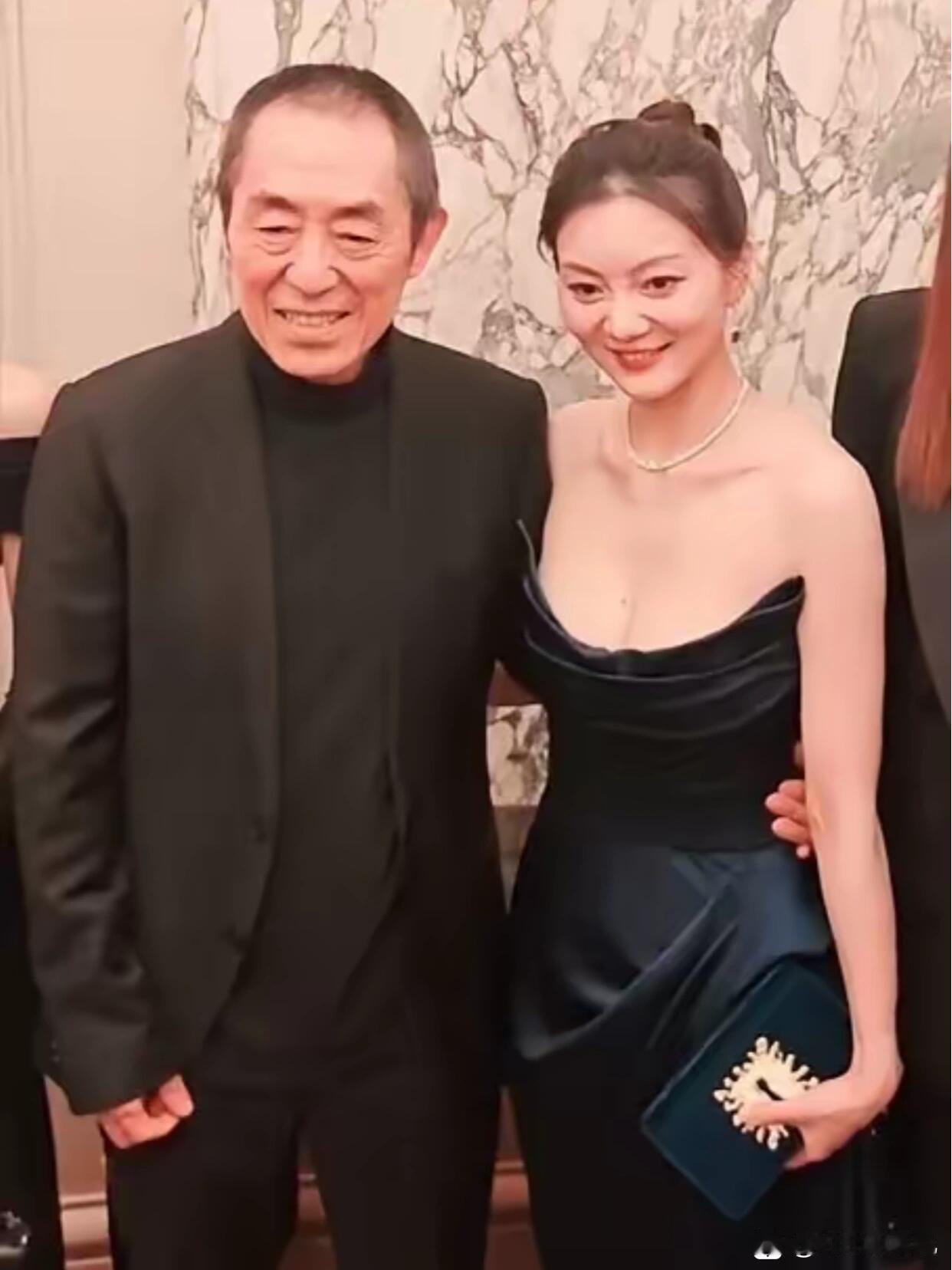 张艺谋妻子，那叫一个惊艳无比咱就说啊，张艺谋张导那可是大名鼎鼎呀，他的妻子那也是