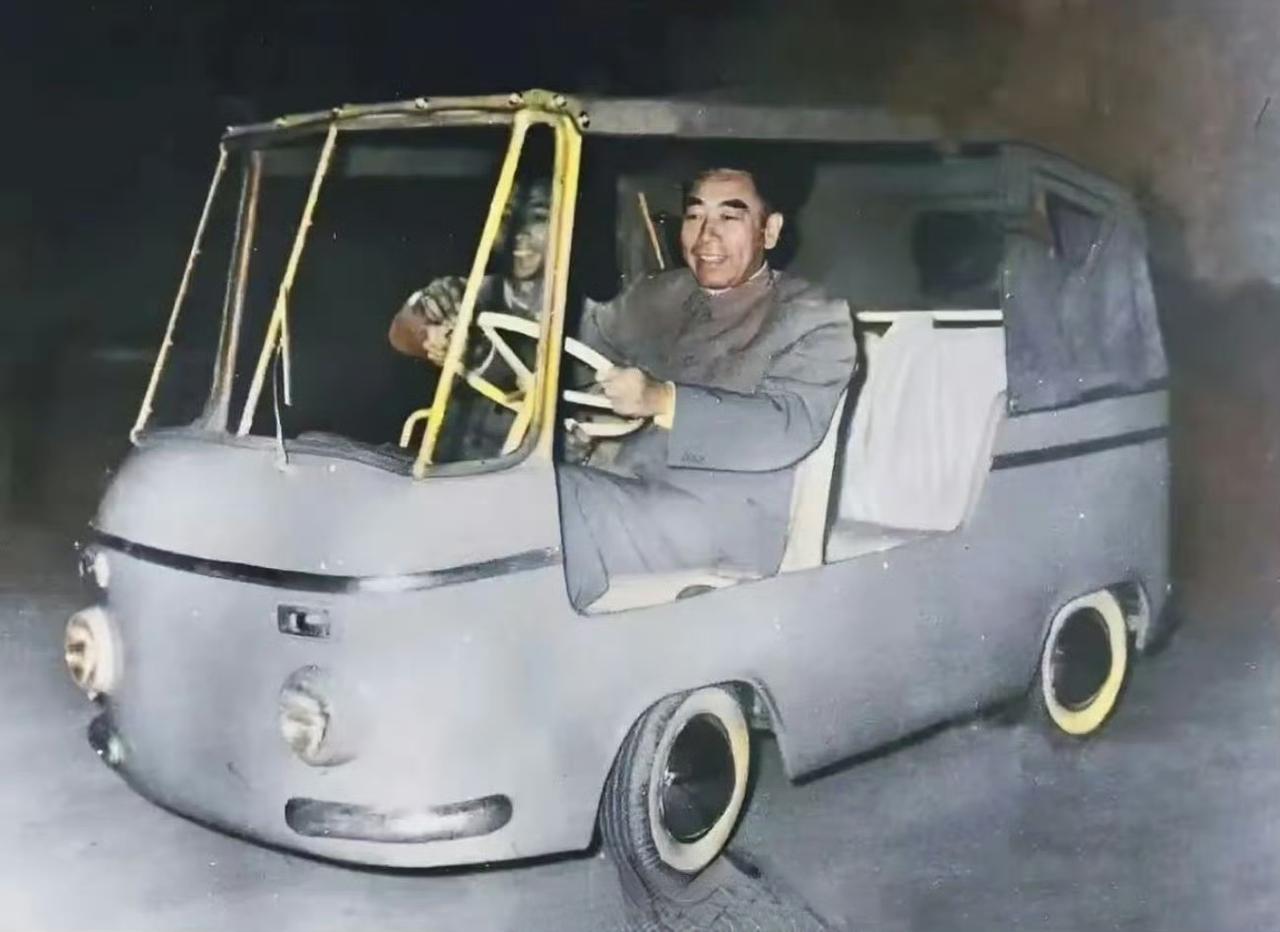 1958年，周总理试驾由清华大学自主研发制造的第一款“卫星”牌微型汽车。据说