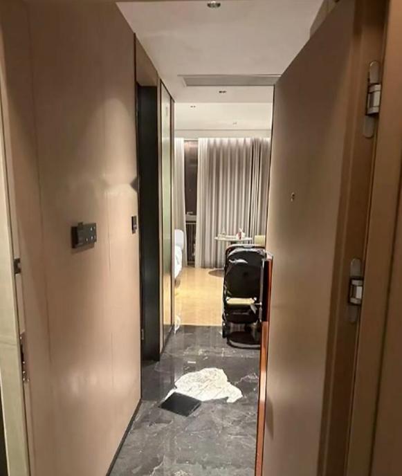 真的太惨了！佛山一家三口住酒店，给孩子洗完澡后，发现厕所门锁卡死，三人被困了4小