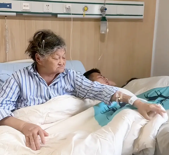 “这就是祖孙情！”四川，84岁老奶奶生病住院，30岁孙子去做陪护，不料因为太累躺