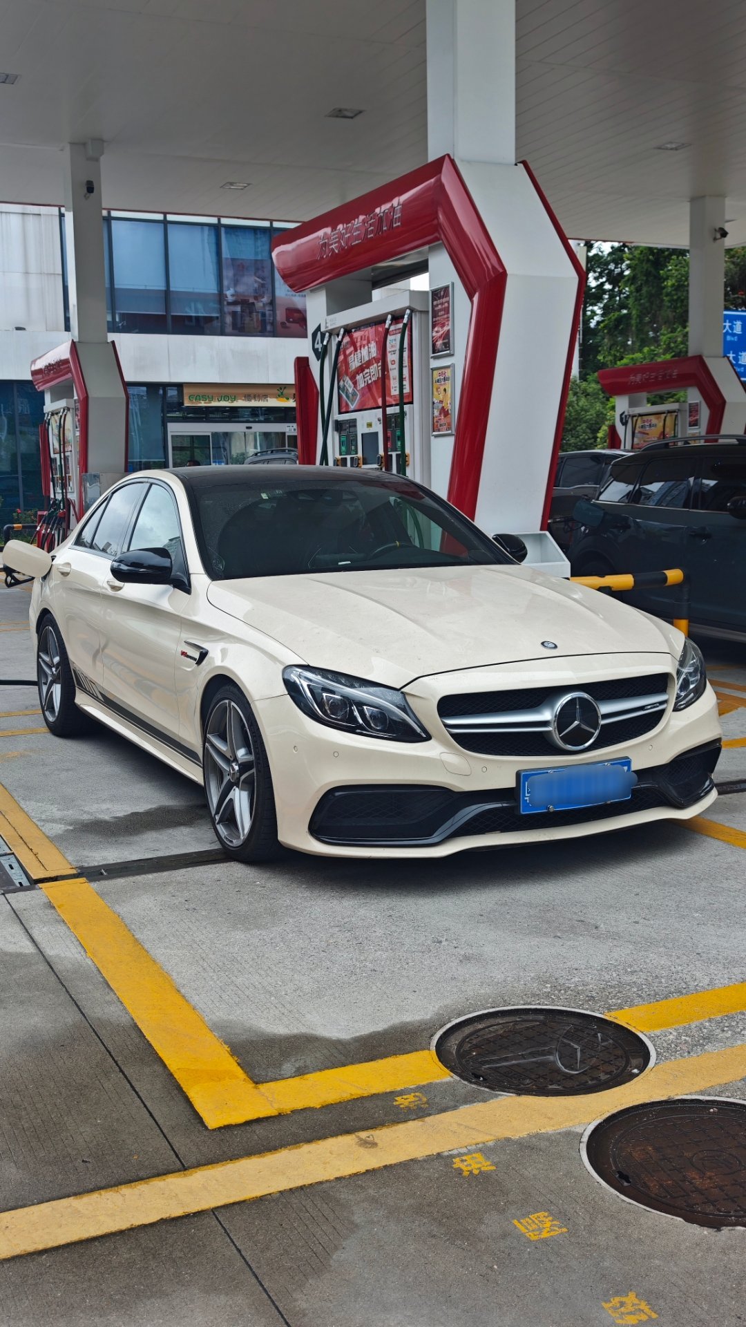 C63躺了50天后，今天开出来给它来吃点神秘液体~一开始开感觉这车有点问题，不够