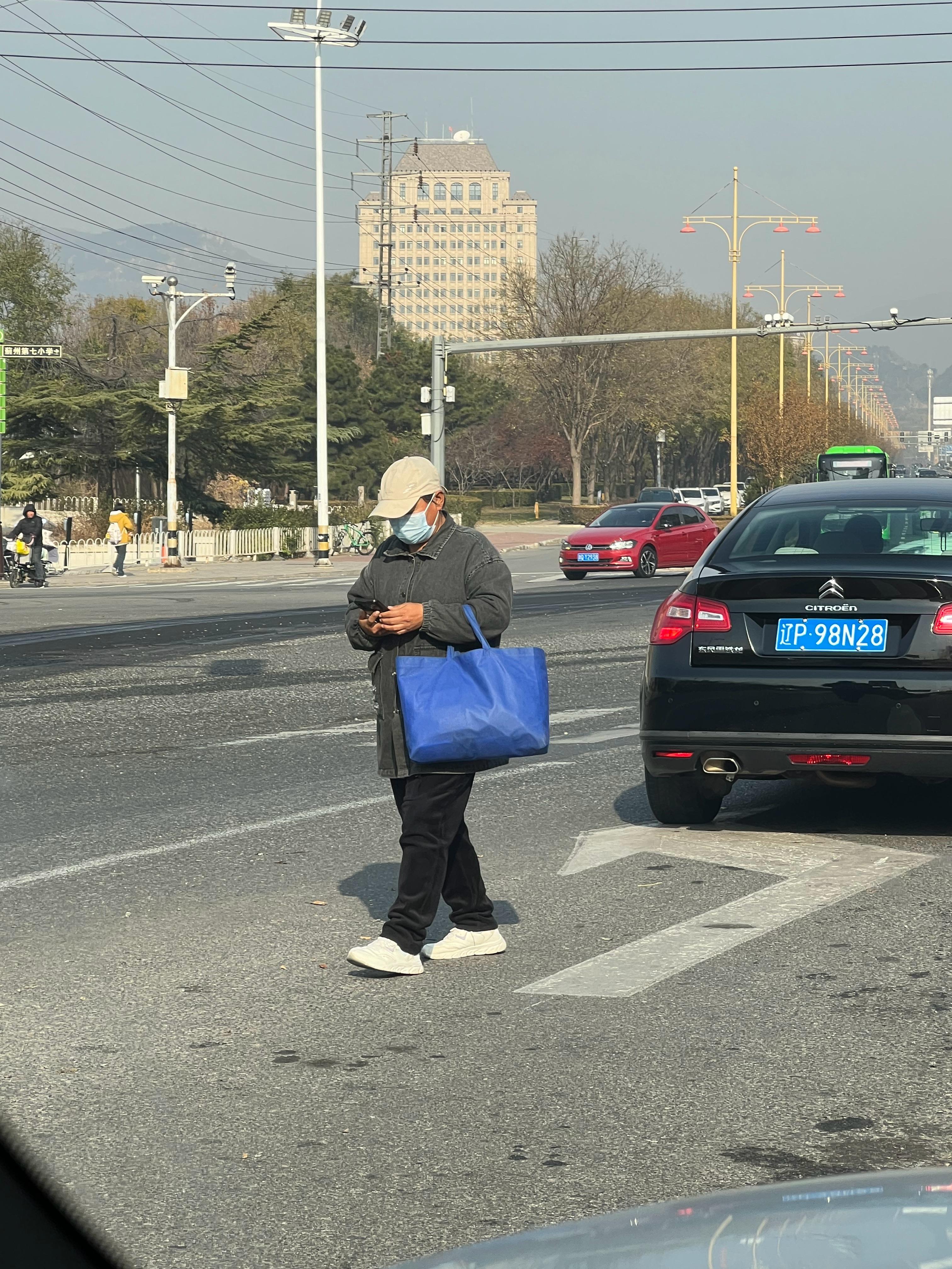 根据我的经验，阿姨兜里一定是男科医院广告，扑克牌或者打火机
