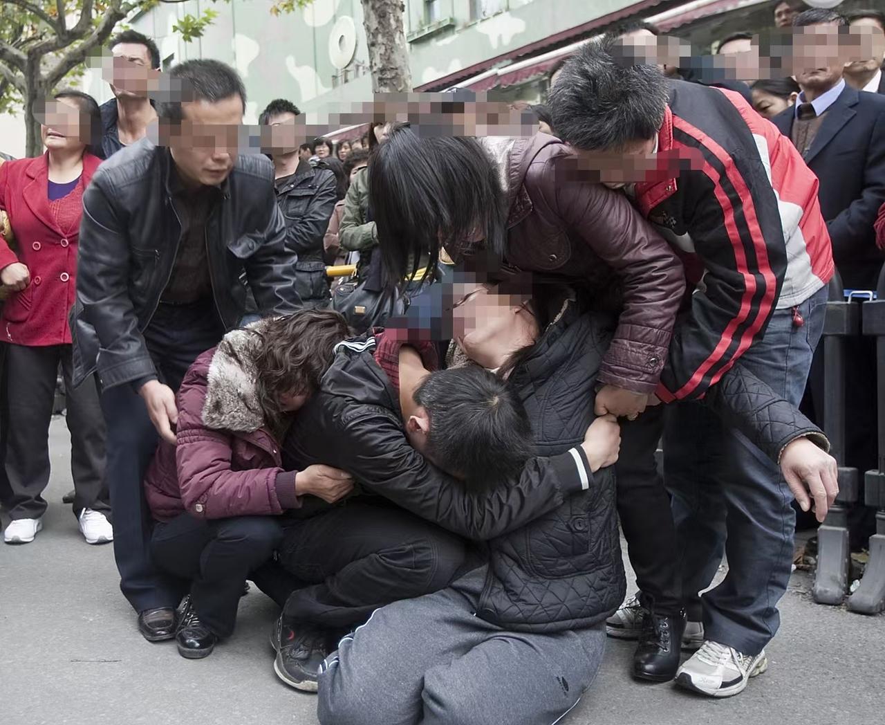 广西男子被疑偷马遭7人围殴致死，一审全员无罪，重审拖延25年。 施暴者半生逍