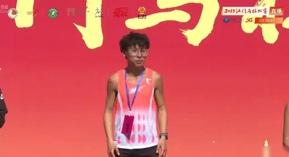 冠军一万块。对，就是一万块。江门马拉松冠军拿到的奖金。一万块。这事儿最让我生