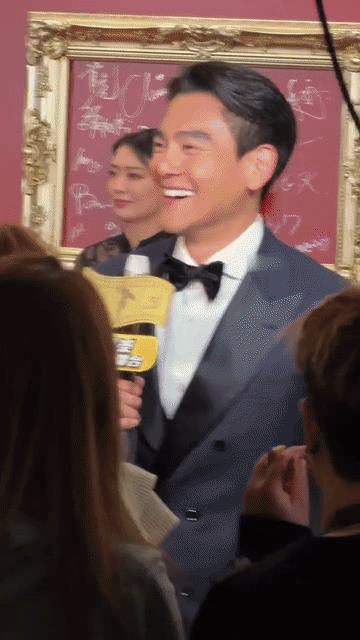 对着彭于晏的镜头快速甩到于适那边，镜头的主人没有一丝一毫的犹豫，可谓十分果断了！