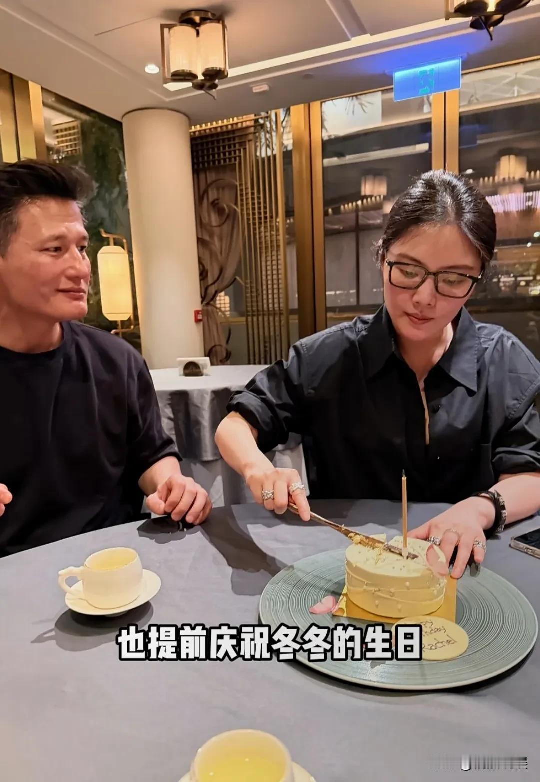 尹子维看着准老婆徐冬冬这眼神，绝了啊，绝对的霸道总裁式偏执狂大佬。[呲牙笑]他和