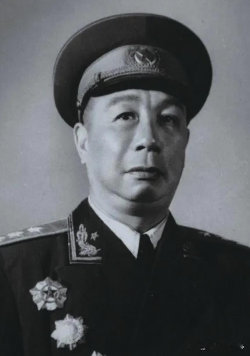1937年，陈士榘抓了一个日军俘虏，谁知路过悬崖时，日军俘虏突然头撞向他腹部，一