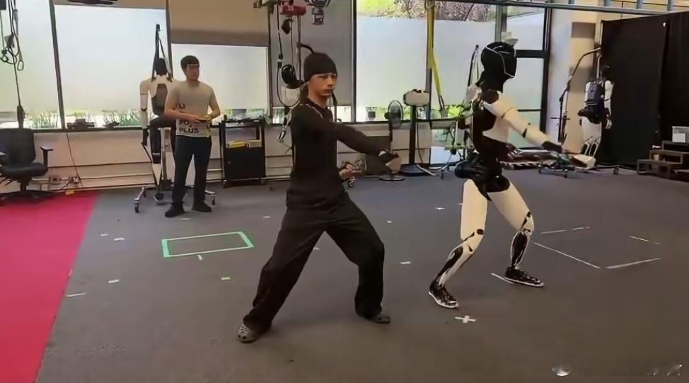 马斯克晒特斯拉人形机器人练功夫10月4日，外媒报道，特斯拉公司首席执行官埃隆·马