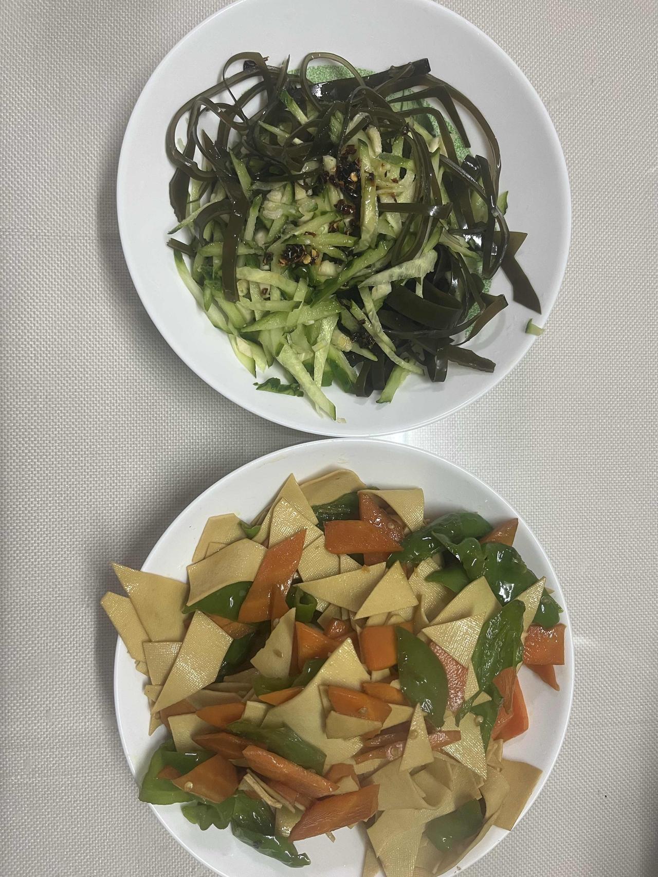 兄弟们，晚上吃海带拌黄瓜，青椒、胡萝卜炒豆干，过两年出家了，法号：韭根儿