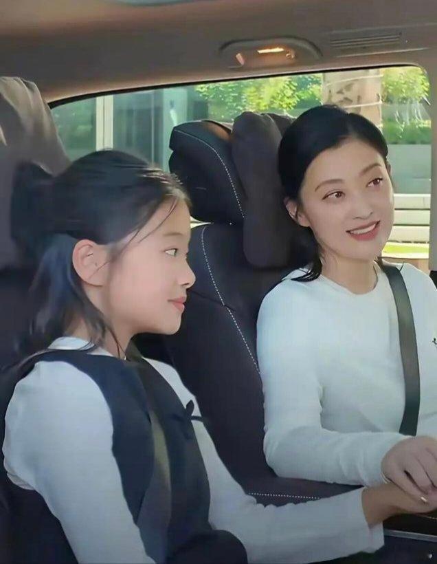 梅婷的女儿好漂亮啊，母女俩长得特别像，她也倾全力把女儿培养的多才多艺!