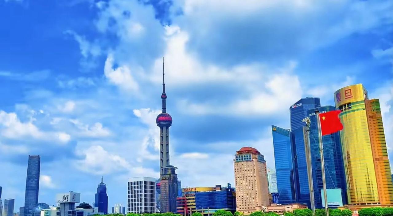不少人喜欢拿上海和广州对比，说上海讲究场面，广州一心琢磨美食，其实这只是两座城市