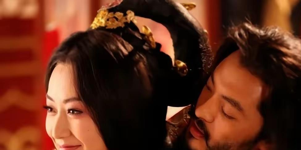 隋末，李密护送杨广的萧贵妃回扬州，途中客栈休息时，李密夜里偷偷爬到萧贵妃的床上，