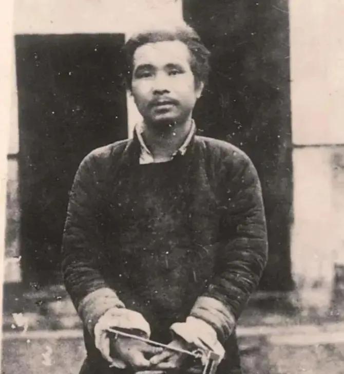 1935年，牟永大家人用30大洋买下他的遗照，14年后审讯官看到这张遗照，吓得扑