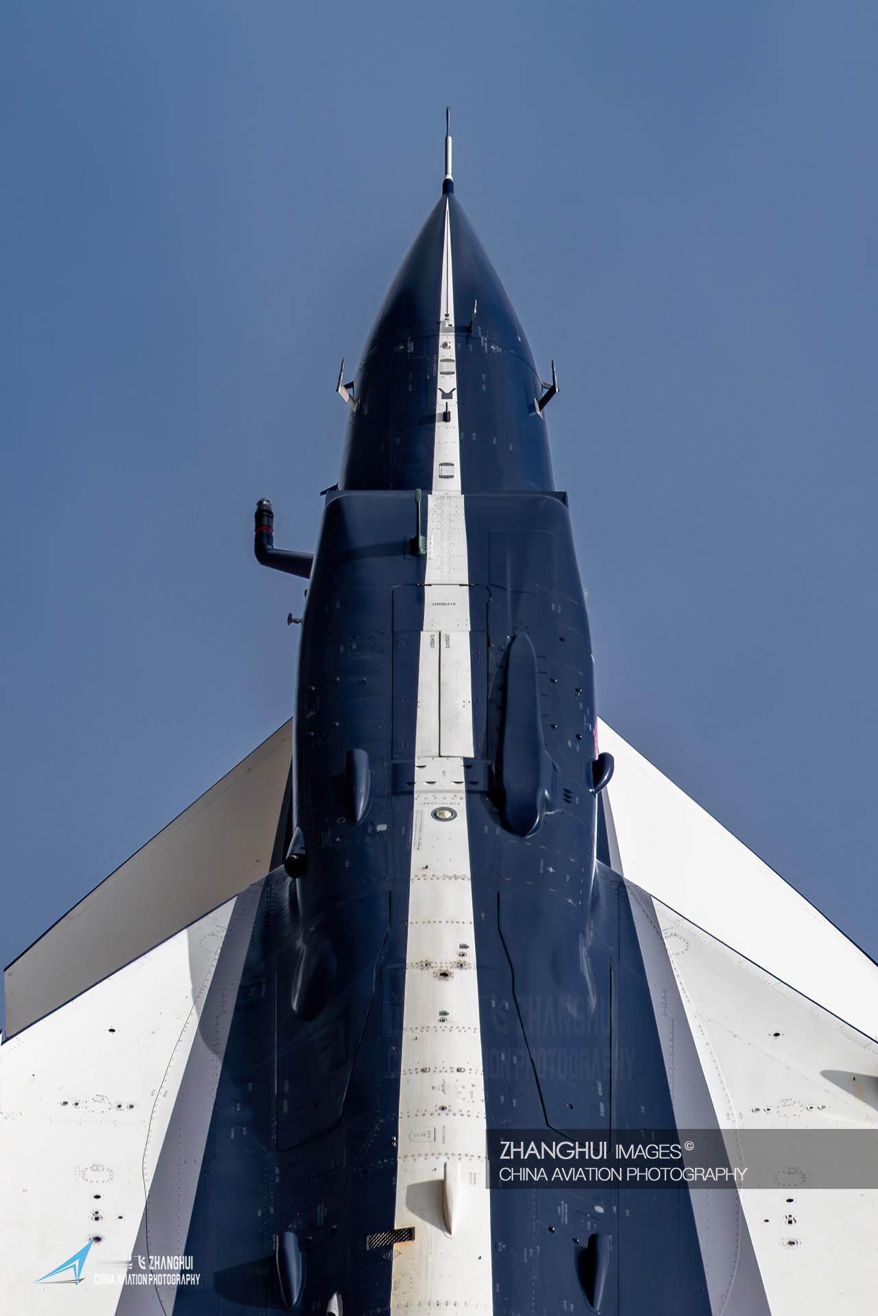 这个角度的歼10S有意思