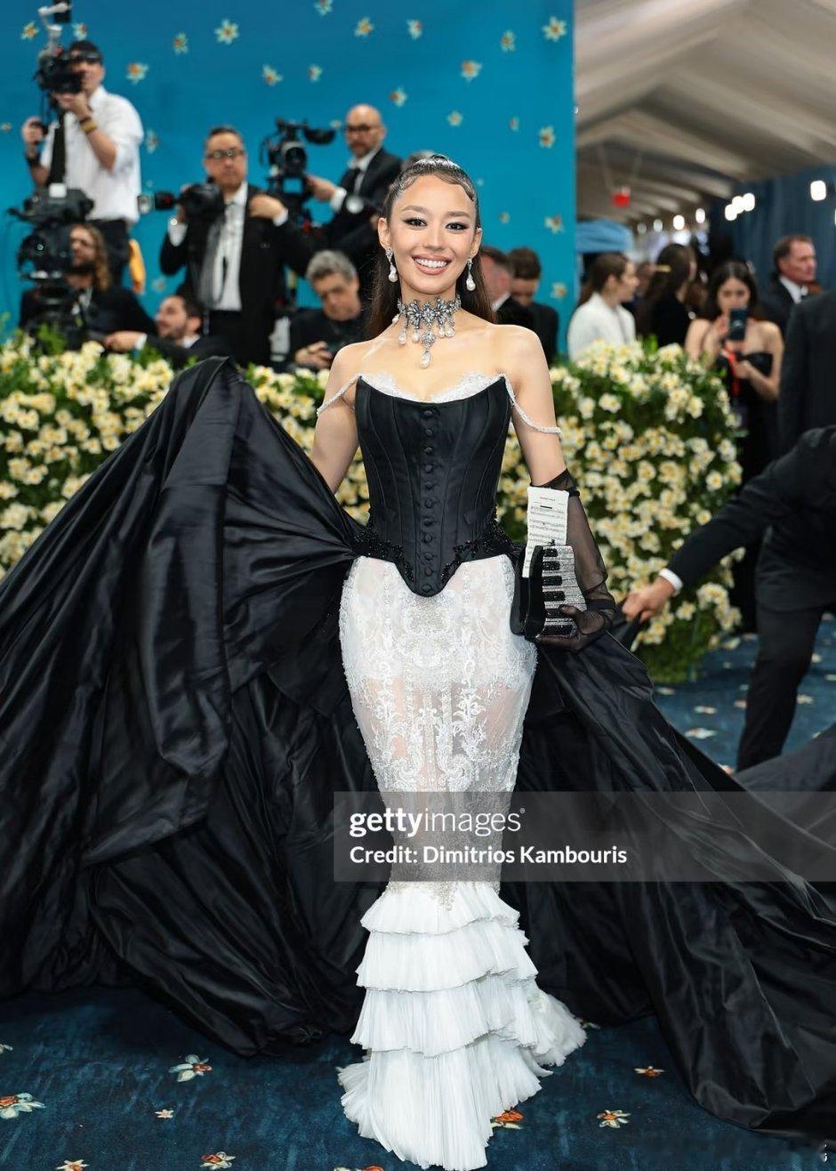 吉娜也来了，远看以为A妹呢[笑着哭]MetGala红毯​​​