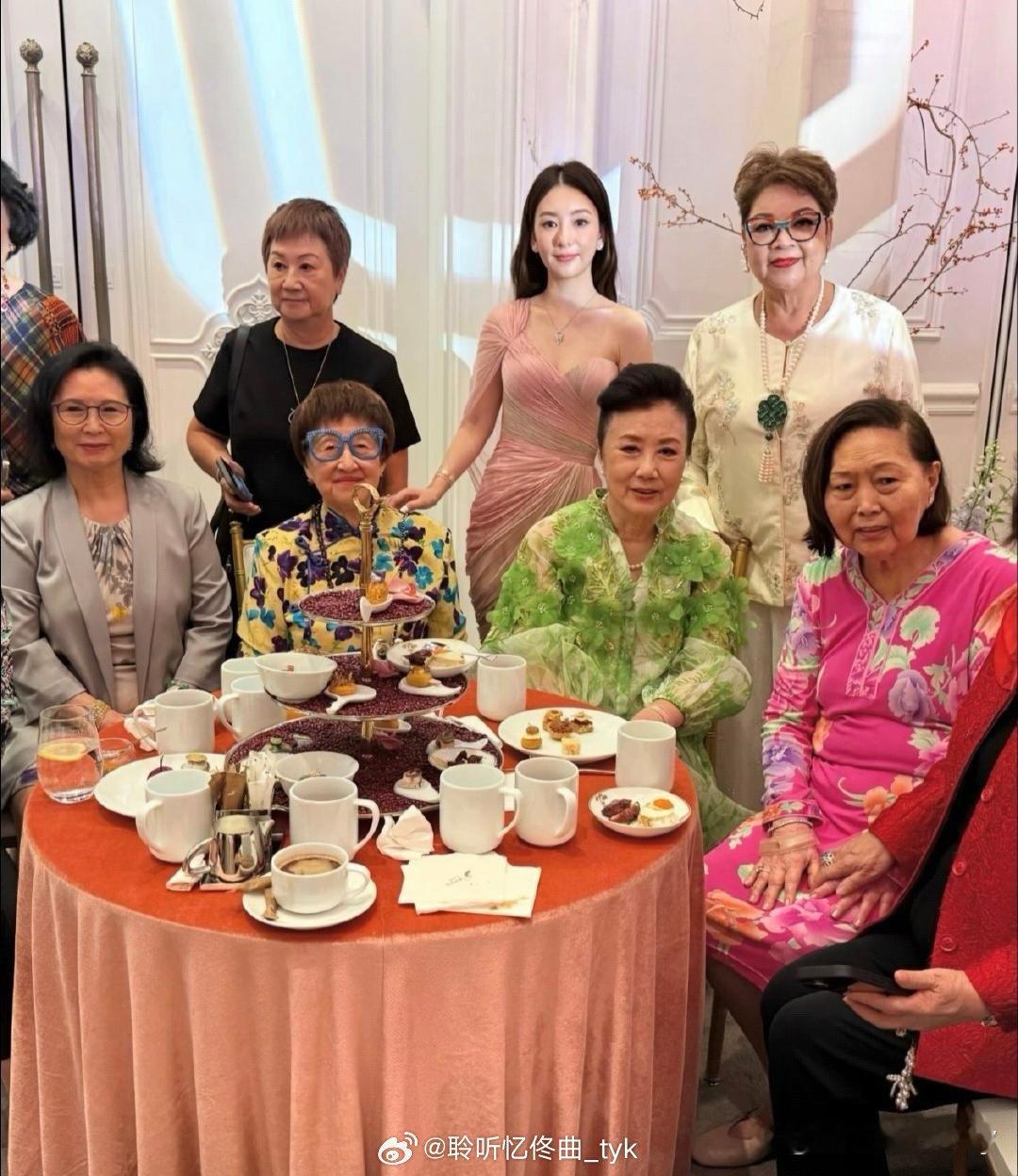 方媛参加奚梦瑶婚礼答谢宴上的这套穿搭非常出彩，粉色既不抢风头又让她显得温柔轻盈，状态超好​