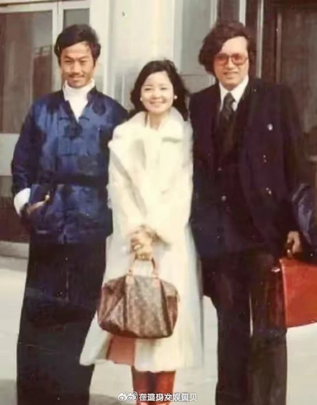在那个用粮票的年代，她就已经用上了LV。穿着也好时尚，真的是大明星啊