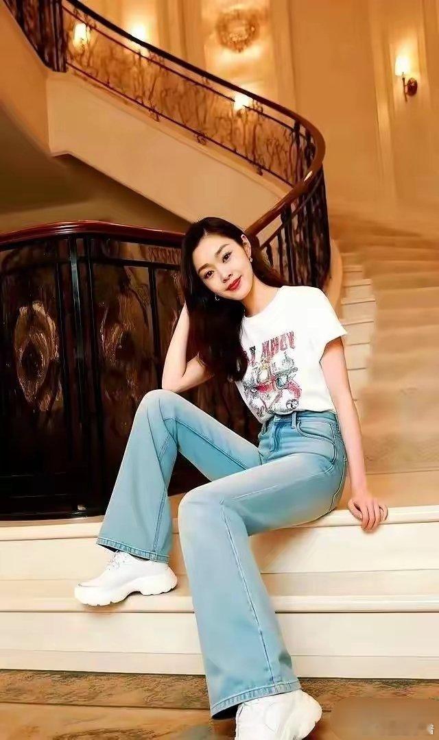 宋轶这组照片美疯了！简约T恤牛仔裤，美的让人移不开眼​​​