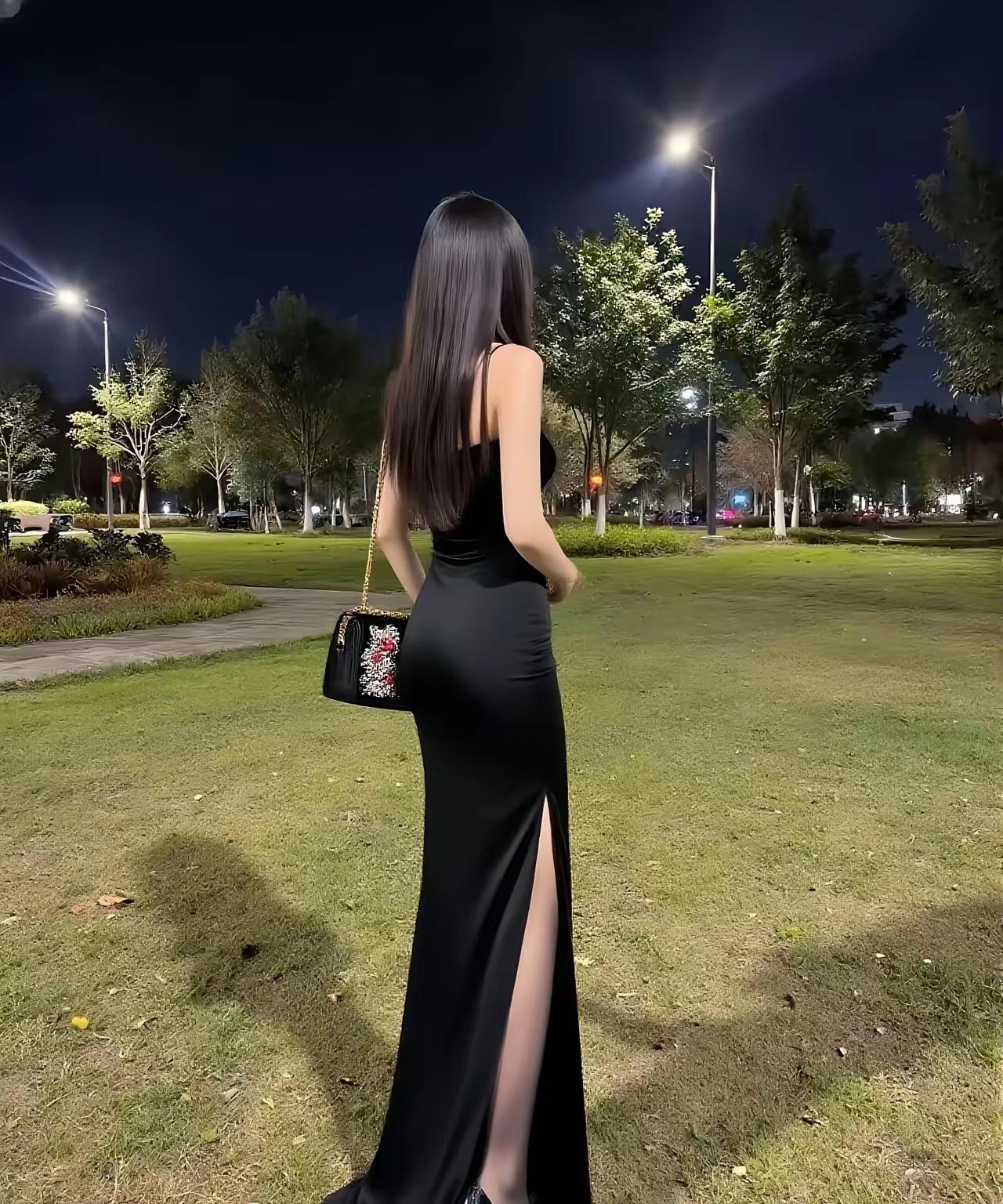 夜晚公园漫步，优雅黑裙与高跟鞋的完美搭配