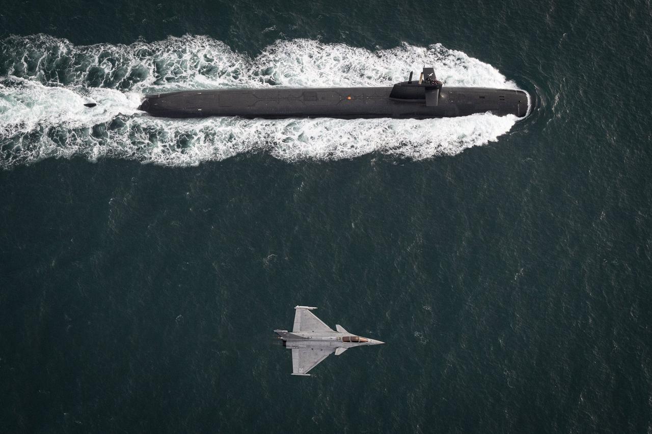法国海军的凯旋级战略导弹核潜艇与阵风战斗机同框的罕见场景。凯旋级是法国现役最