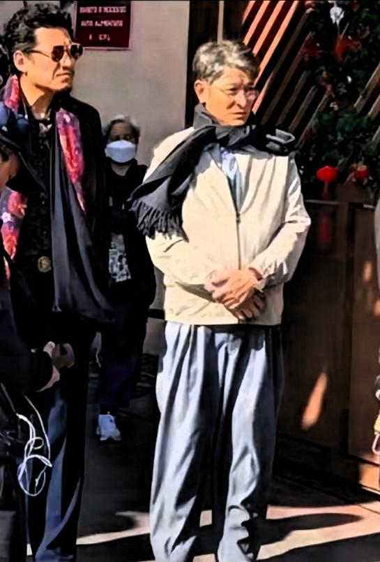 曾经万众瞩目的不老天王刘德华，65岁路透曝光，不少人感慨天王也逃不过岁月痕迹。